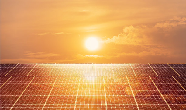 太阳能电池板上的太阳反射。可再生能源。可再生能源应用于企业、家庭和智慧城市。新一代的力量。清洁环保图片下载