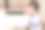 蹒跚学步的婴儿打开橱柜抽屉。小孩在家里客厅玩衣柜。孩子一岁九个月大图片下载