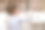 蹒跚学步的婴儿打开橱柜抽屉，里面放着药丸和药品。小男孩在家里客厅里拿着一包药。孩子一岁九个月大图片下载