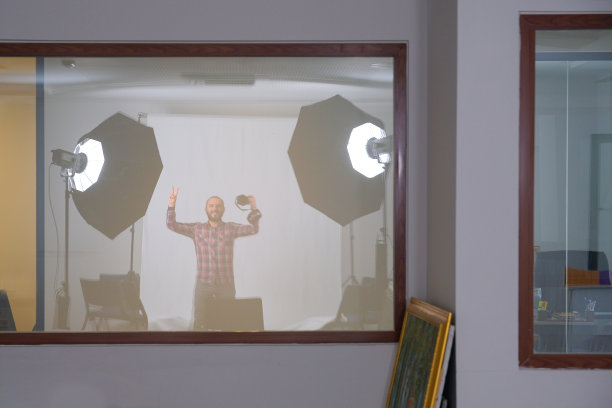 一个摄影师在他的工作室里给自己照相图片下载