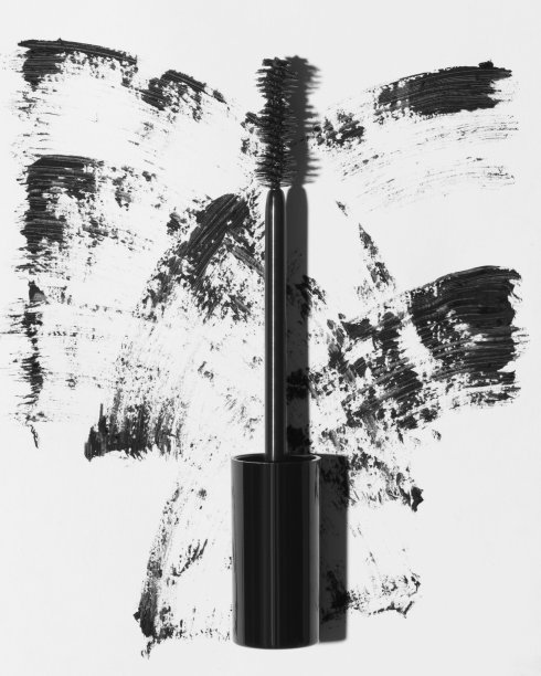 白色背景下的黑色睫毛膏特写镜头图片下载