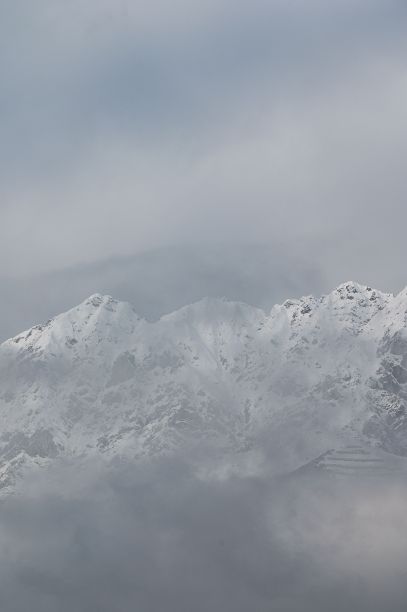 雾中的蒂罗尔的诺德凯特雪山图片下载