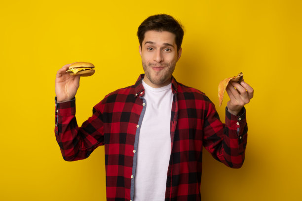 滑稽的家伙拿着汉堡和披萨图片下载