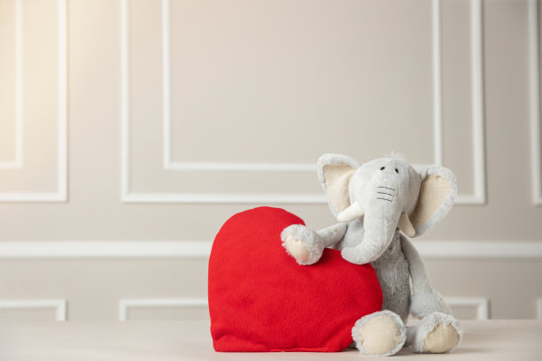 一个毛绒大象抱着一颗心-情人节的概念图片下载