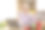 电子商务。高级妇女与笔记本电脑和信用卡在厨房内部摆姿势图片下载