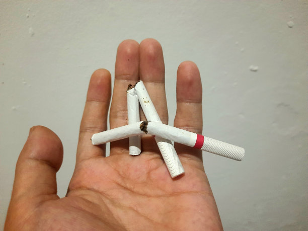 某人的手拿着一根断了的香烟。本空间图片下载