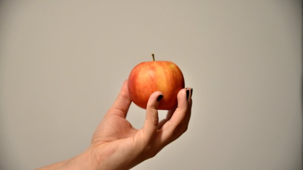 拿着红苹果的女人图片下载