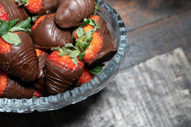 盘子里有草莓酱和巧克力图片下载