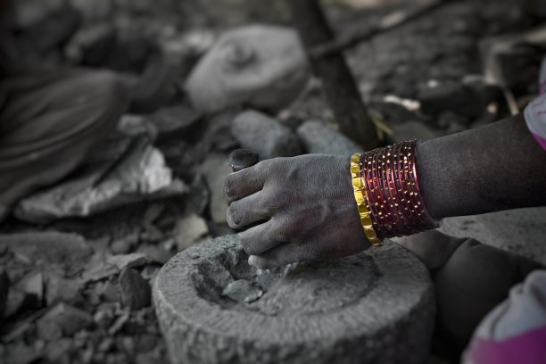 一个女人在采石场工作的手的图片。劳动，劳动，雕刻，建筑，雕塑，艺术家，锤子，艺术，工匠，雕刻石头，塑造石头，工资，工资，通货膨胀，政府，经济图片下载