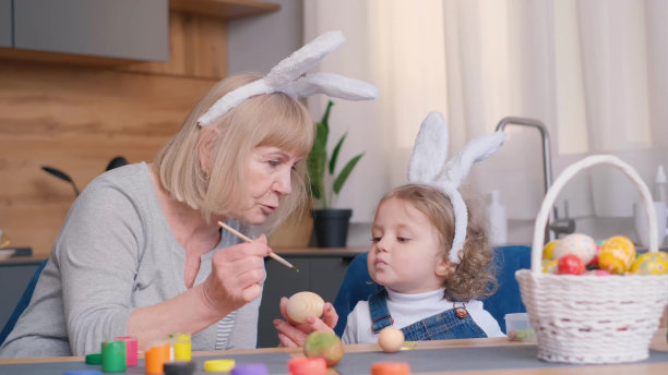 祖母和孙女画复活节彩蛋。复活节假期概念。图片下载