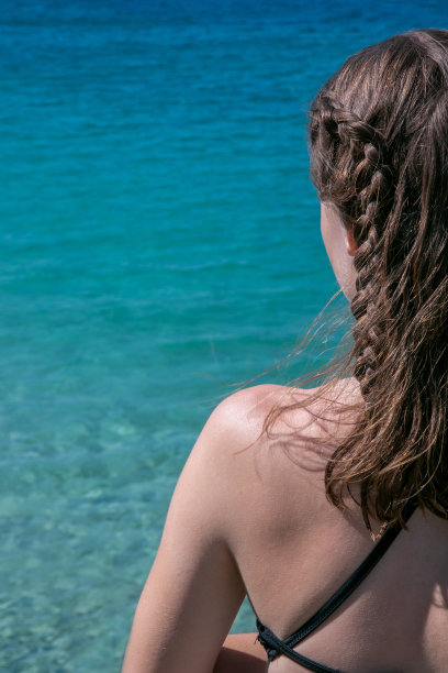 穿着泳装的女孩看着碧绿的大海图片下载