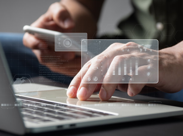 数据分析。在未来的虚拟界面屏幕上，一名男性程序员使用数字平板电脑研究并创建软件。算法。数字广告，大数据管理和分析图片下载