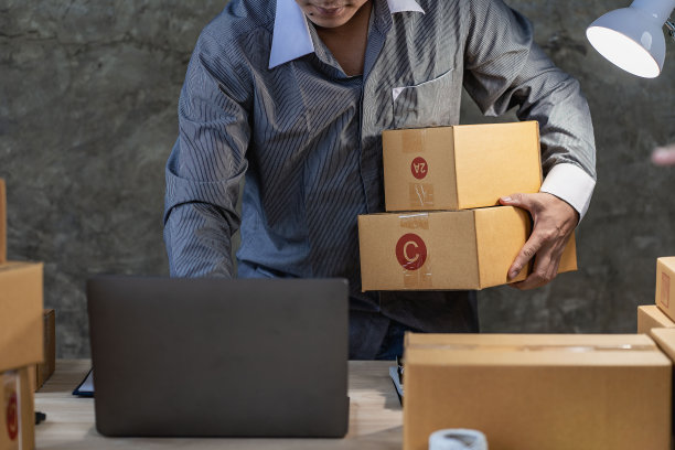 亚洲男性中小企业主在家使用笔记本电脑进行商业审计，电子商务团队在线销售图片下载