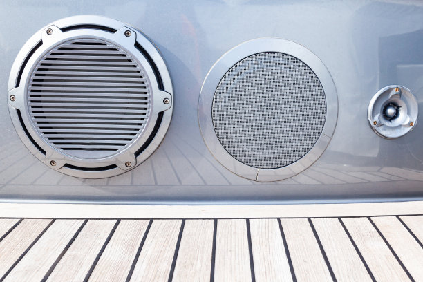 这艘豪华游艇的船体上安装了几个音乐扬声器。音乐扬声器与豪华游艇柚木甲板上的沙发体融为一体。图片下载