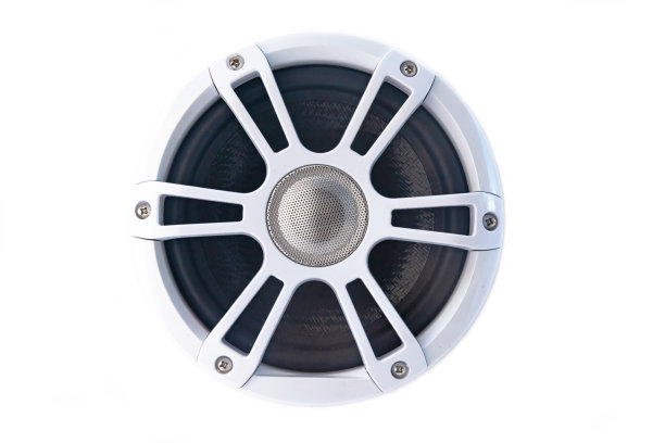 防水膜前音响扬声器。在一艘豪华游艇的船体上安装了一个音乐扬声器。图片下载