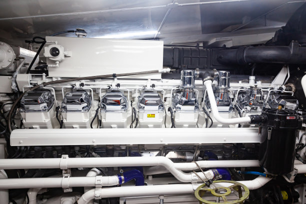 安装在豪华游艇内的船用发动机。图片下载