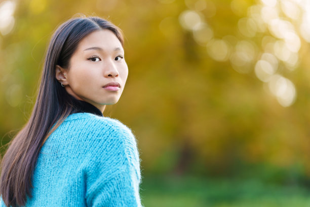 一个亚洲女人转过身来看着镜头图片下载