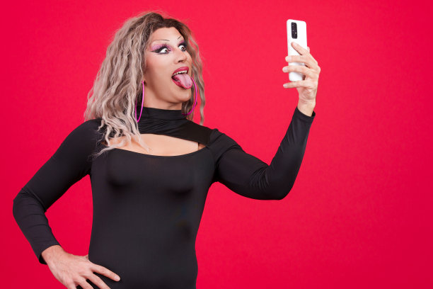 顽皮的人一边做鬼脸一边自拍图片下载