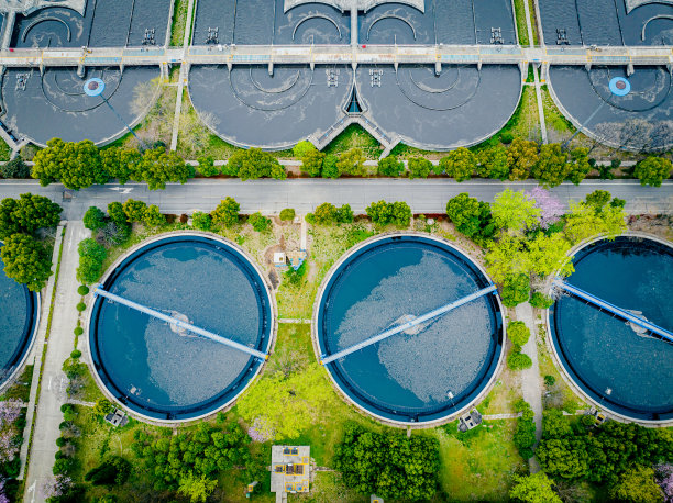 水处理厂鸟瞰图，以保护环境图片下载