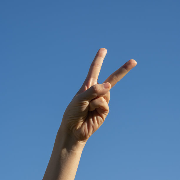 第2个手势(射击手势)在天空背景图片下载