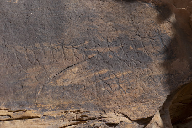 沙特阿拉伯的岩石雕刻图片下载