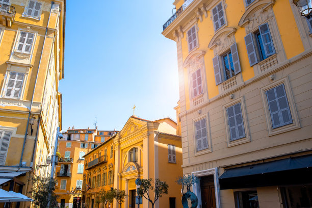 在尼斯老城区，带有传统百叶窗的地中海式房屋图片下载