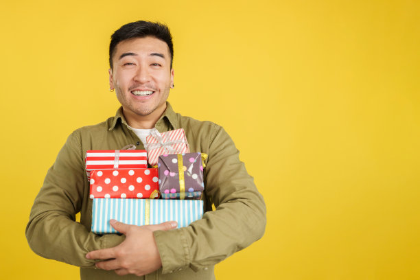 快乐的中国男子洞许多五颜六色的礼物图片下载