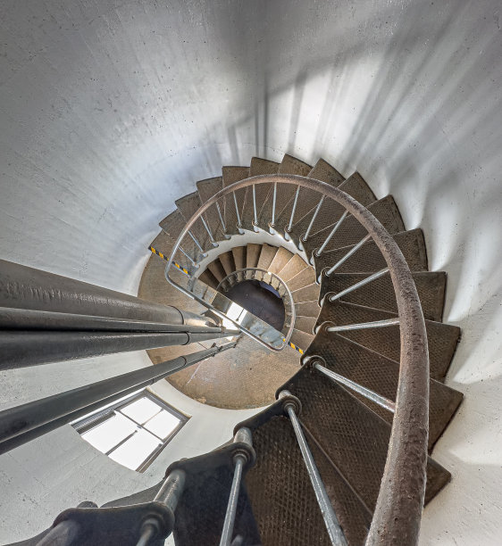 角竞技场灯塔。灯塔上的楼梯，向下看，螺旋形图片下载