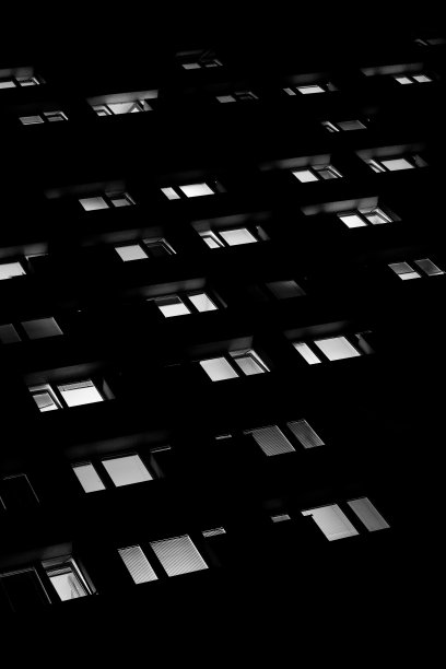 摩天大楼窗户上的灯光图片下载