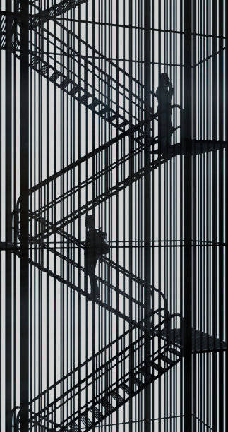 两个人爬上长长的楼梯的剪影图片下载