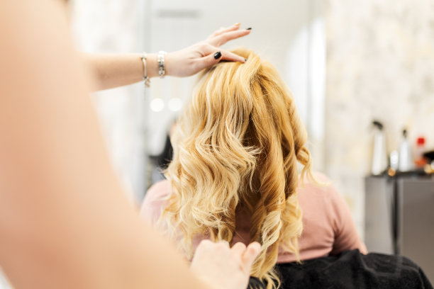 发型师的金发女人图片下载