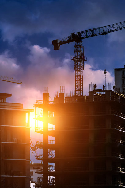 垂直摄影工人制作用于浇筑混凝土的钢筋绑带。图片下载