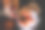 俯视图一个女人的手拿着日本刺身鲑鱼筷子放在一个黑色的盘子里图片下载