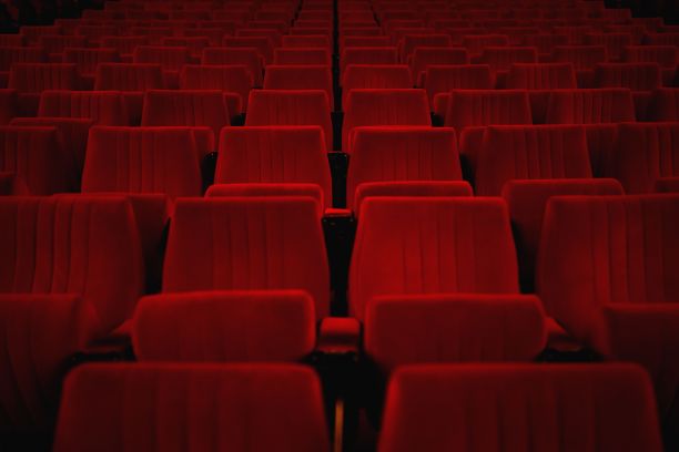 空荡荡的红色剧院座位的美丽景色-完美的背景和壁纸使用图片下载