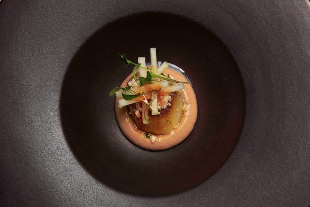 俯视图的美味煮熟的鱼装饰与绿色和蔬菜在一个黑色的盘子图片下载