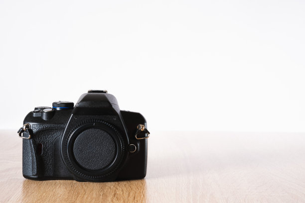 黑色无镜头摄影相机，木桌白底，横摄，摄影主题，正面图片下载