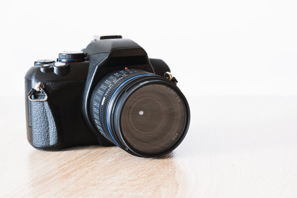黑色反光相机与套件镜头木桌与白色背景，摄影主题，视觉传达，侧视图图片下载