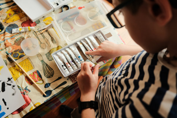 孩子们在家里画画，做工艺品。图片下载