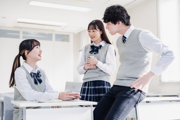 高中生在教室里和同学聊天图片下载