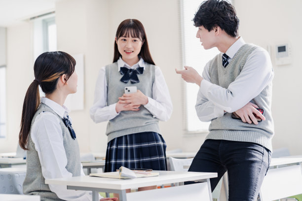 高中生在教室里和同学聊天图片下载