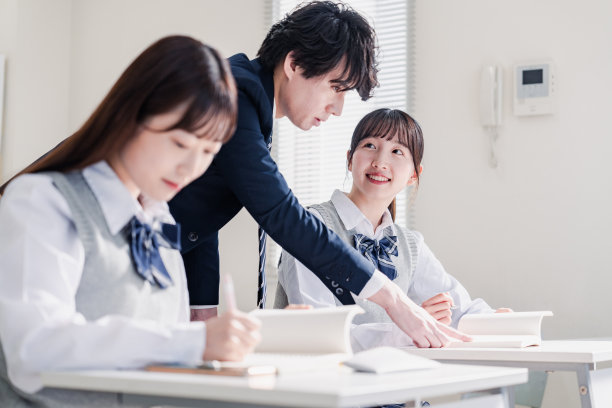 一个高中生在教室里向老师提问图片下载