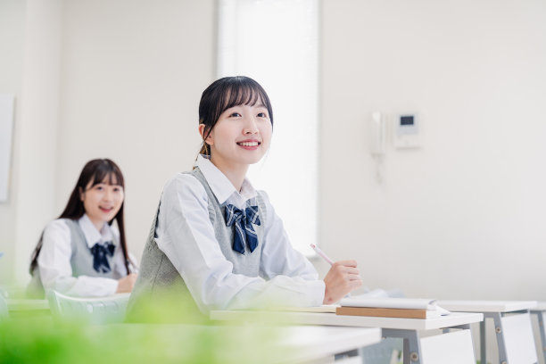 一位女高中生在课堂上微笑图片下载