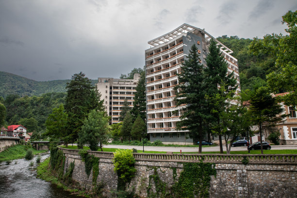 罗马尼亚温泉城baile herculane废弃的共产主义建筑酒店，这里曾是罗马尼亚山区的主要温泉目的地。图片下载