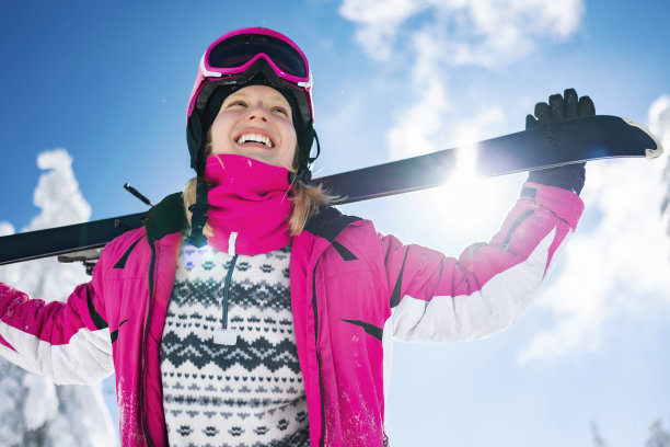 一个年轻女孩在滑雪山顶的美丽户外照片。图片下载