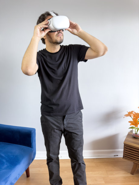 玩VR头盔图片下载