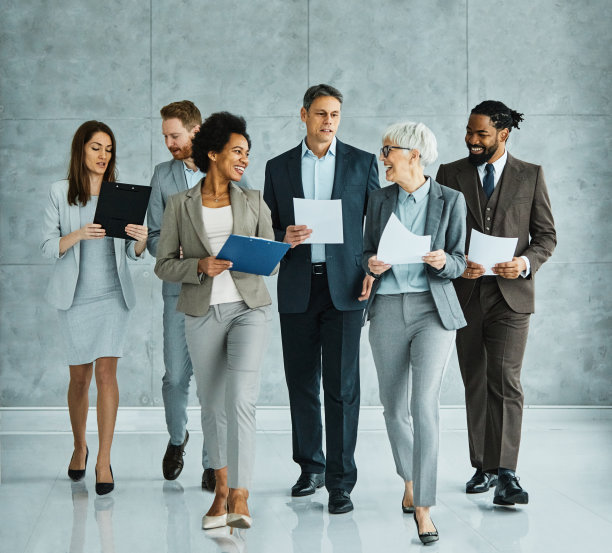 年轻商务人士开会办公室团队合作团队成功公司资深成熟同事一起合作伙伴大厅图片下载