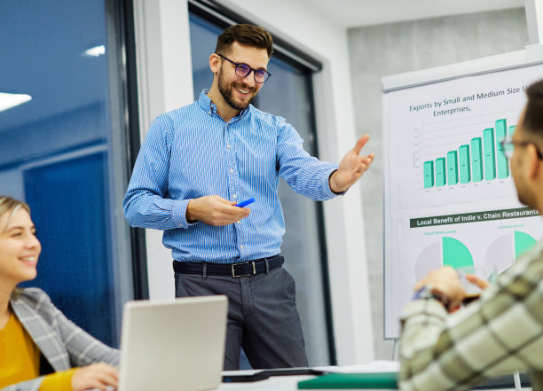 青年商人会议办公室团队合作小组白板演示研讨会男人商人启动项目的想法图片下载