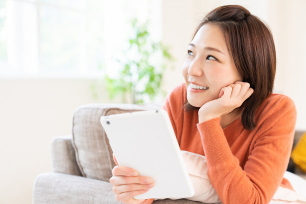 有魅力的亚洲女子使用平板电脑图片下载