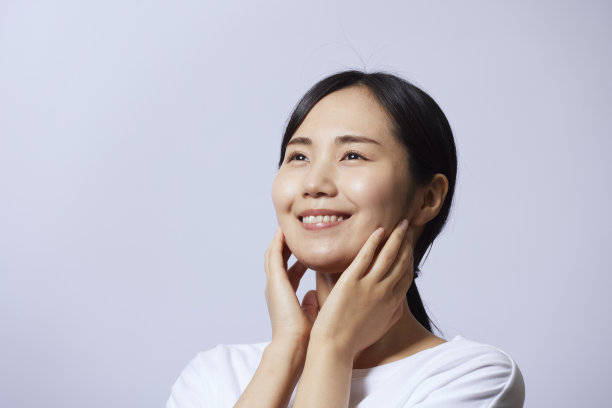 年轻的日本女人有美丽的皮肤图片下载