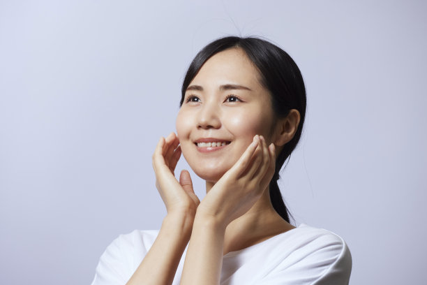 年轻的日本女人有美丽的皮肤图片下载